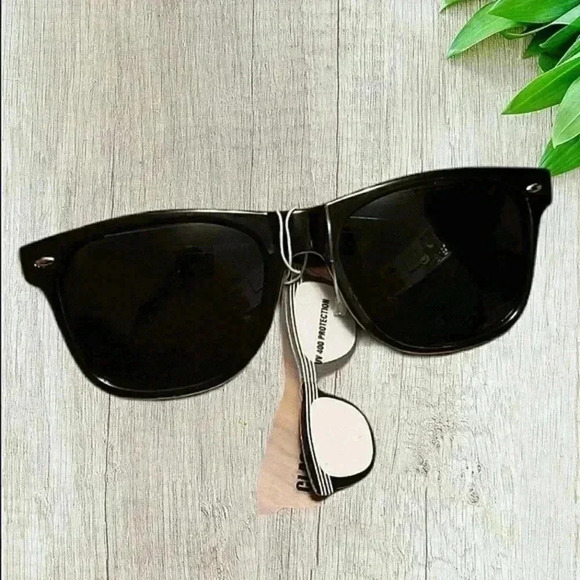 Accessories - NWT Black luxury style sunglasses, UV 400